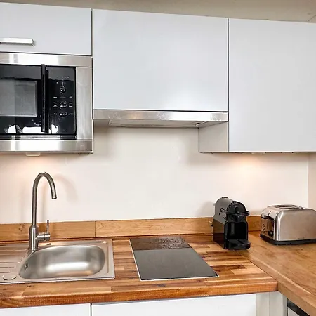 Charming With Elevator Access Near Luxembourg Gardens * Parijs