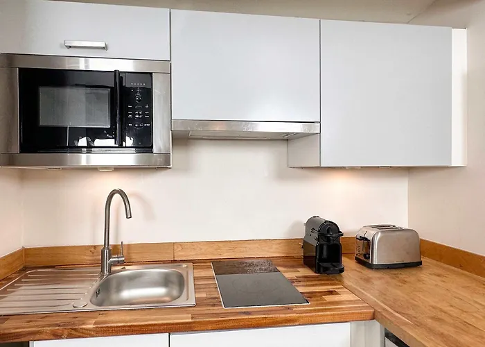 Charming With Elevator Access Near Luxembourg Gardens * Parijs