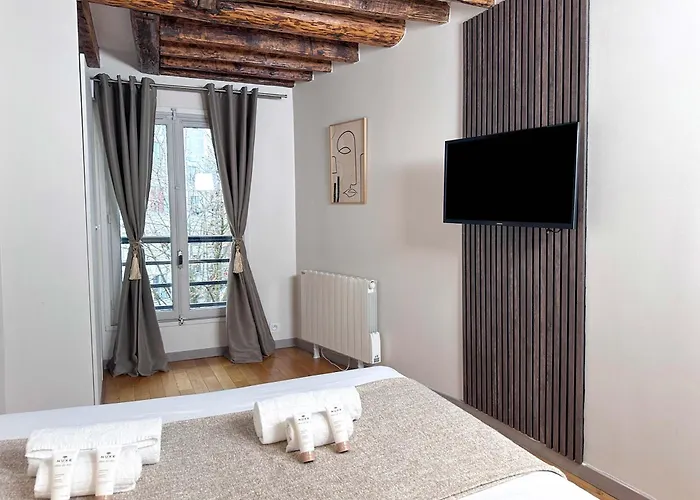 Charming With Elevator Access Near Luxembourg Gardens * Parijs