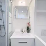 Charming With Elevator Access Near Luxembourg Gardens *